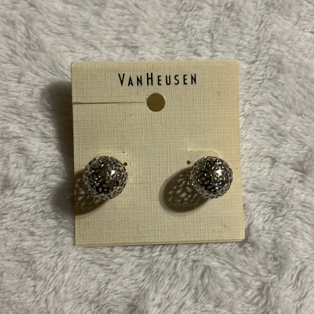 Van Heusen Stud Ball Earrings 13$